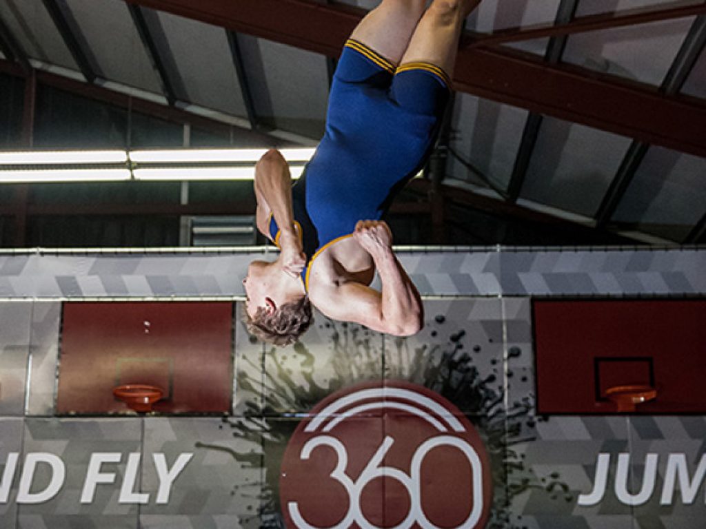 Trampolinhalle 360jump - Mann springt Trampolin vor Logo
