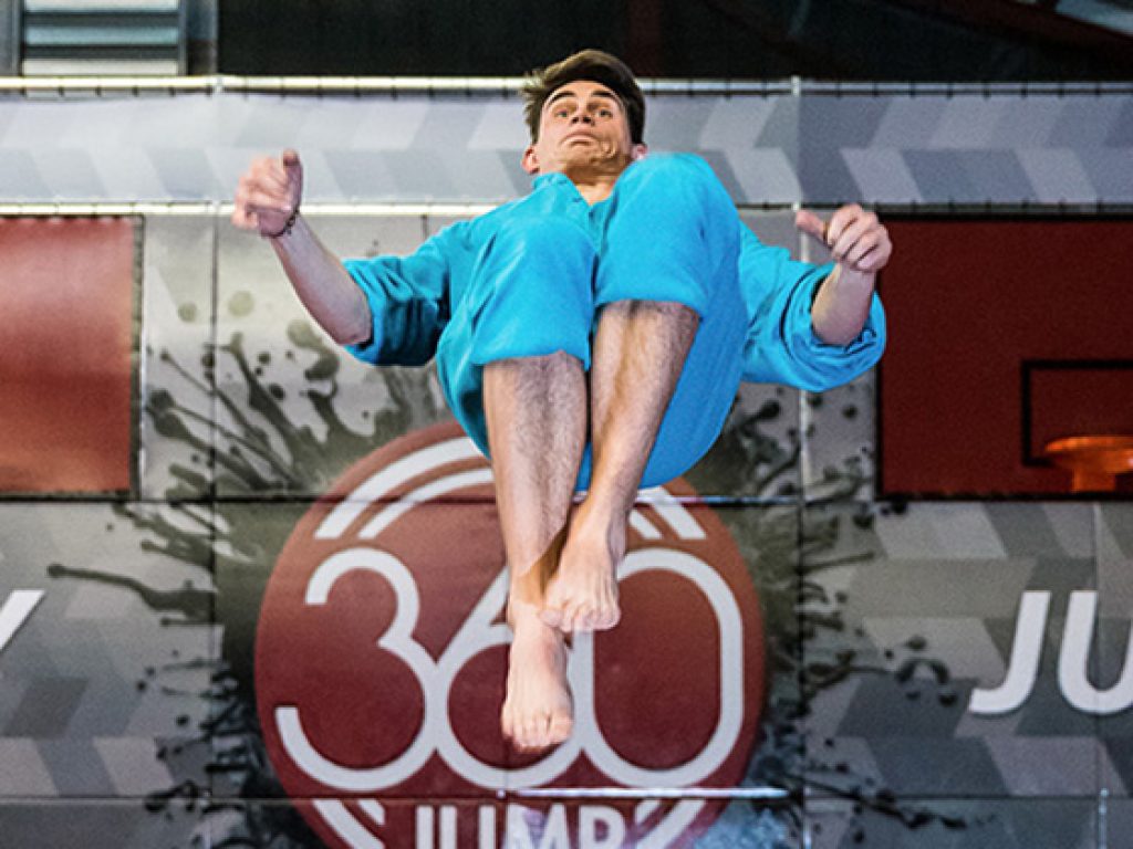 Trampolinhalle 360jump - Mann macht Salto vor Logo
